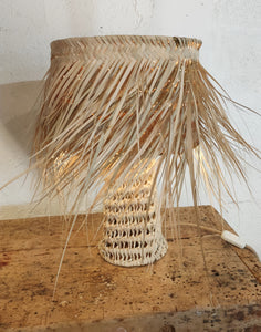 Lampe à poser en feuilles de palmier (vendue électrifiée)