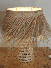 Charger l&#39;image dans la visionneuse de la galerie, Lampe à poser en feuilles de palmier (vendue électrifiée)
