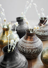 Charger l&#39;image dans la visionneuse de la galerie, Vase en alu recyclé martelé brun
